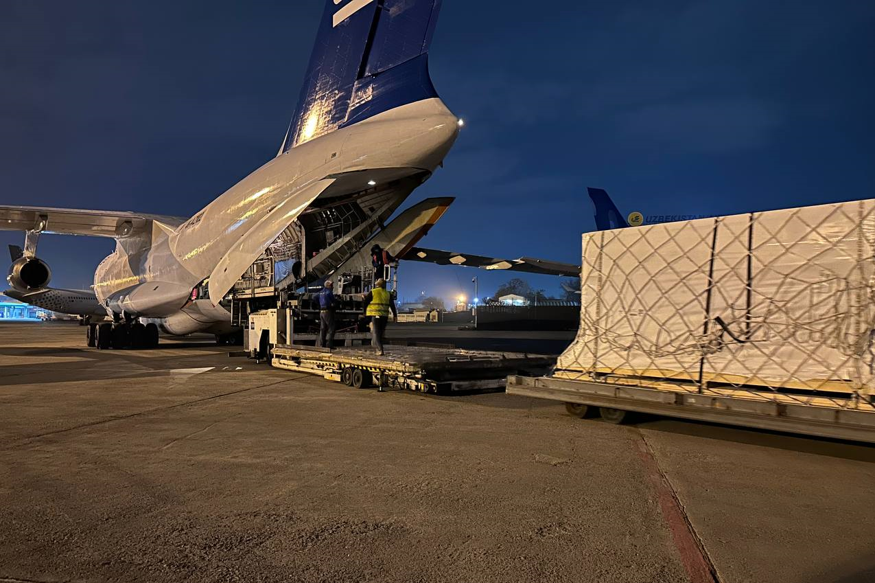 Чартером из Италии в Узбекистан доставили оборудование для солнечной энергетики